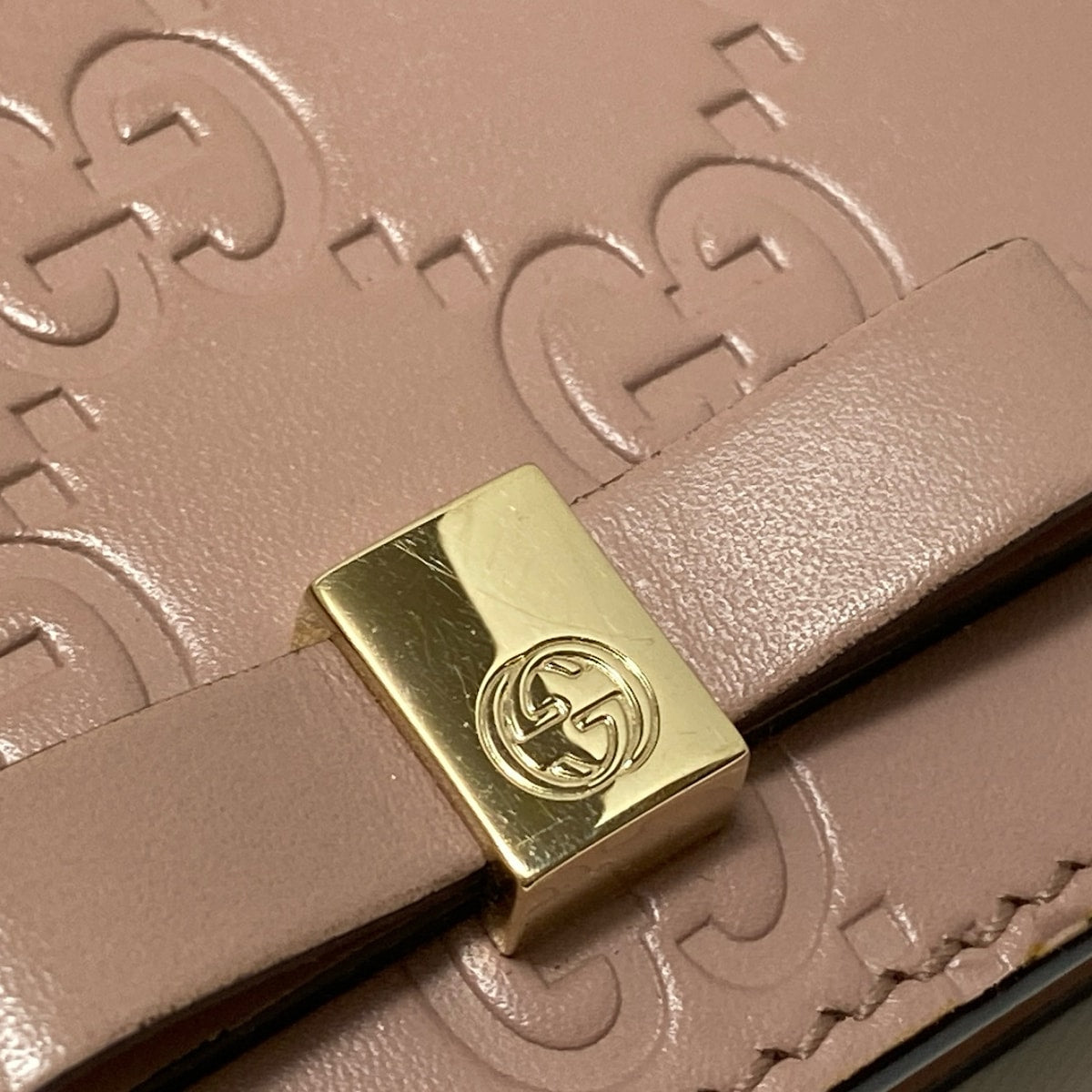 Pre-Owned Gucci Bowie Guccissma Leather Bifold Card Case (Blush) GUC.S.1014