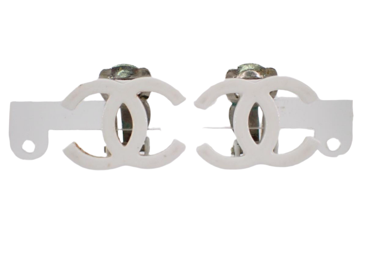 Pre-Owned Chanel Resin White Coco Mark Clip On Earrings