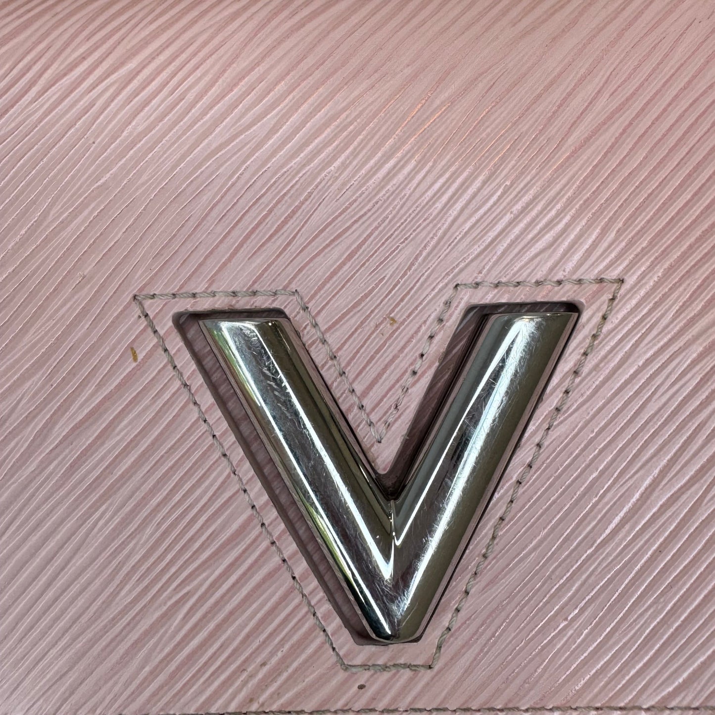 Pre-Owned Louis Vuitton Twist Pochette on a Chain Epi Leather (Rose Ballerine)