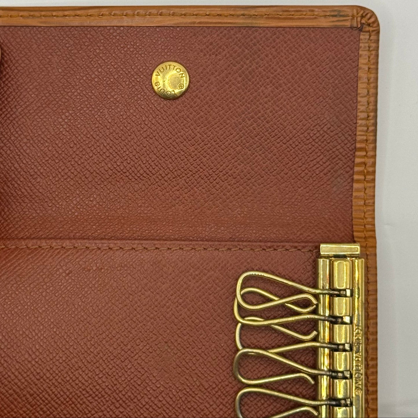 Pre-Owned Louis Vuitton Multicle 6 Key Epi Leather (Cipango Gold) LOU.S.1102
