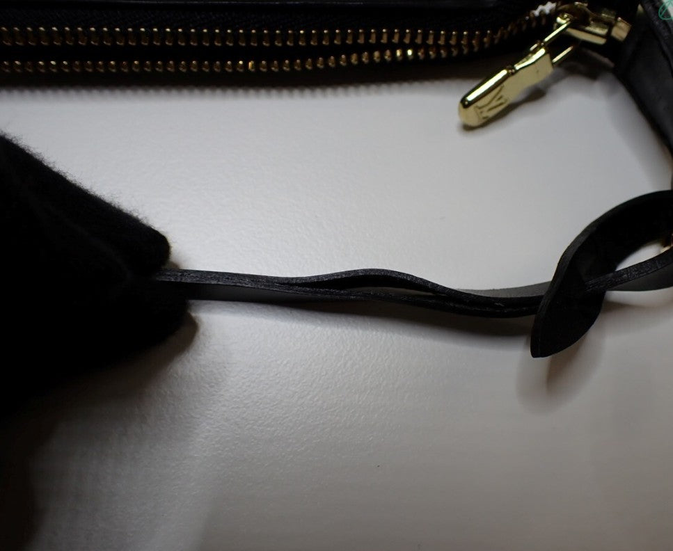 Pre-Owned Louis Vuitton Pochette Accessories Epi Leather Shoulder Bag (Black) LOU.B.1109