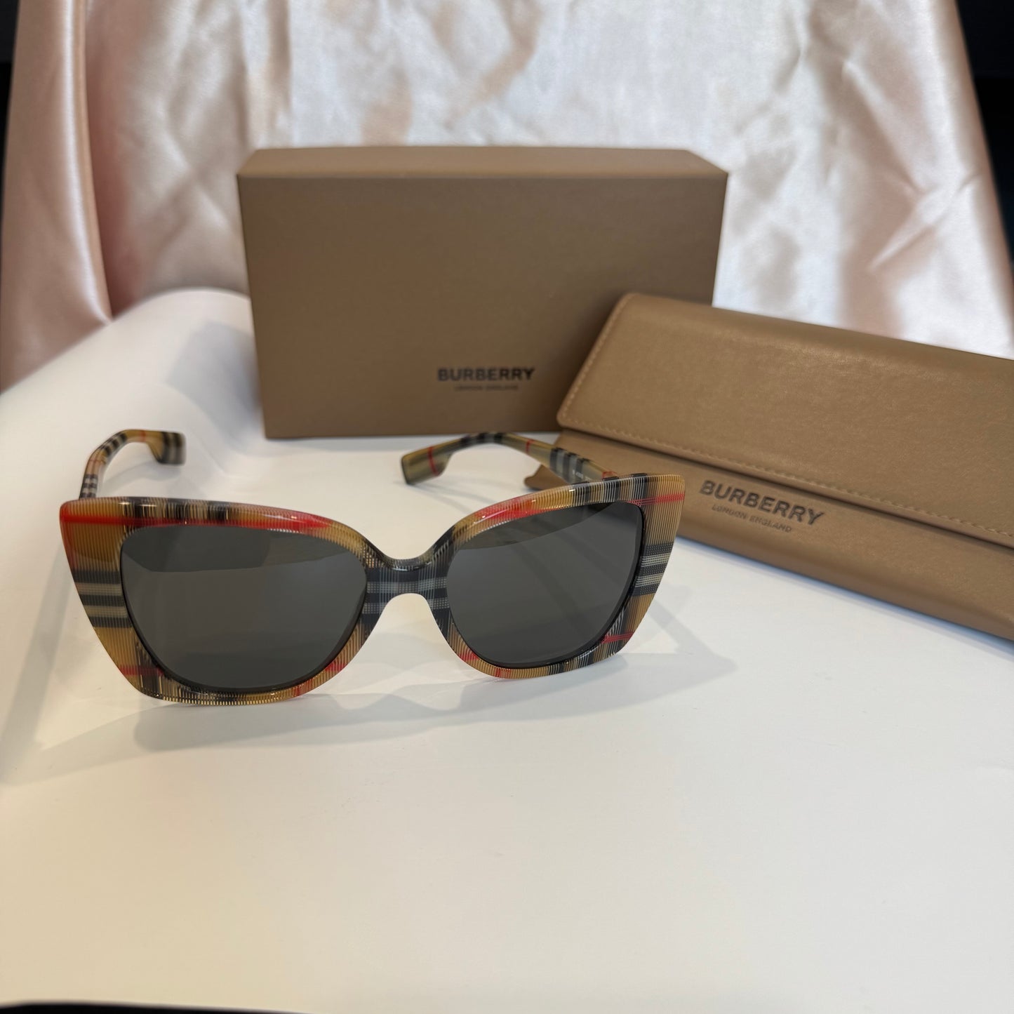 Pre-Owned Burberry Vintage Check Cateye Sunglasses BUR.A.1019