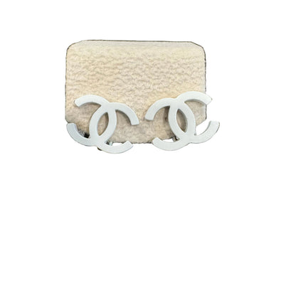 Pre-Owned Chanel Resin White Coco Mark Clip On Earrings CHA.J.1052