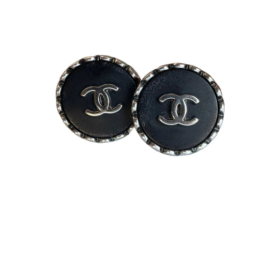 Pre-Owned Chanel Vintage Coco Mark Silver & Black Fluted Edge 96' Clip On Earrings CHA.J.1128