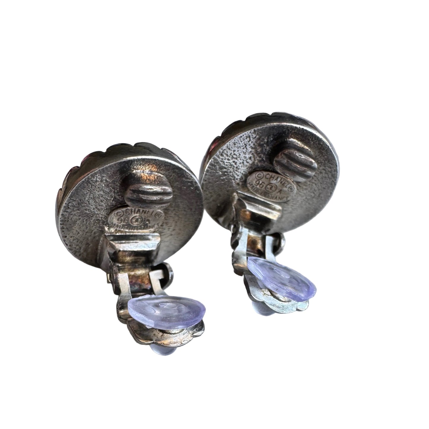 Pre-Owned Chanel Vintage Coco Mark Silver & Black Fluted Edge 96' Clip On Earrings CHA.J.1128