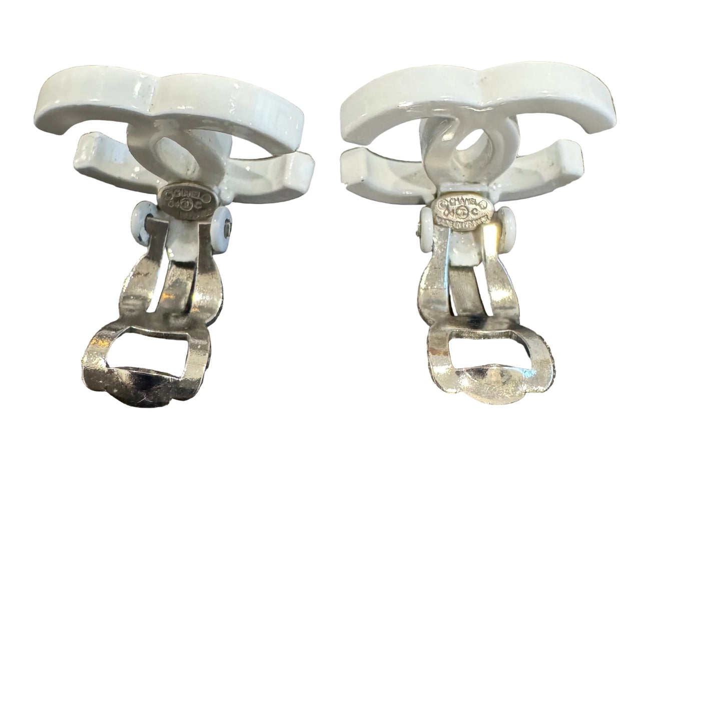 Pre-Owned Chanel Resin White Coco Mark Clip On Earrings CHA.J.1052