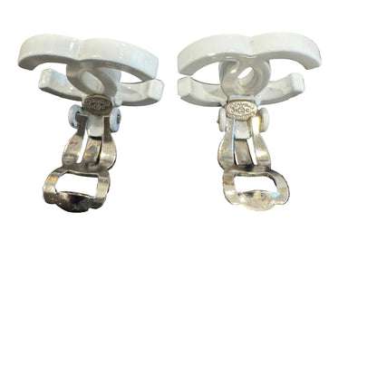 Pre-Owned Chanel Resin White Coco Mark Clip On Earrings CHA.J.1052