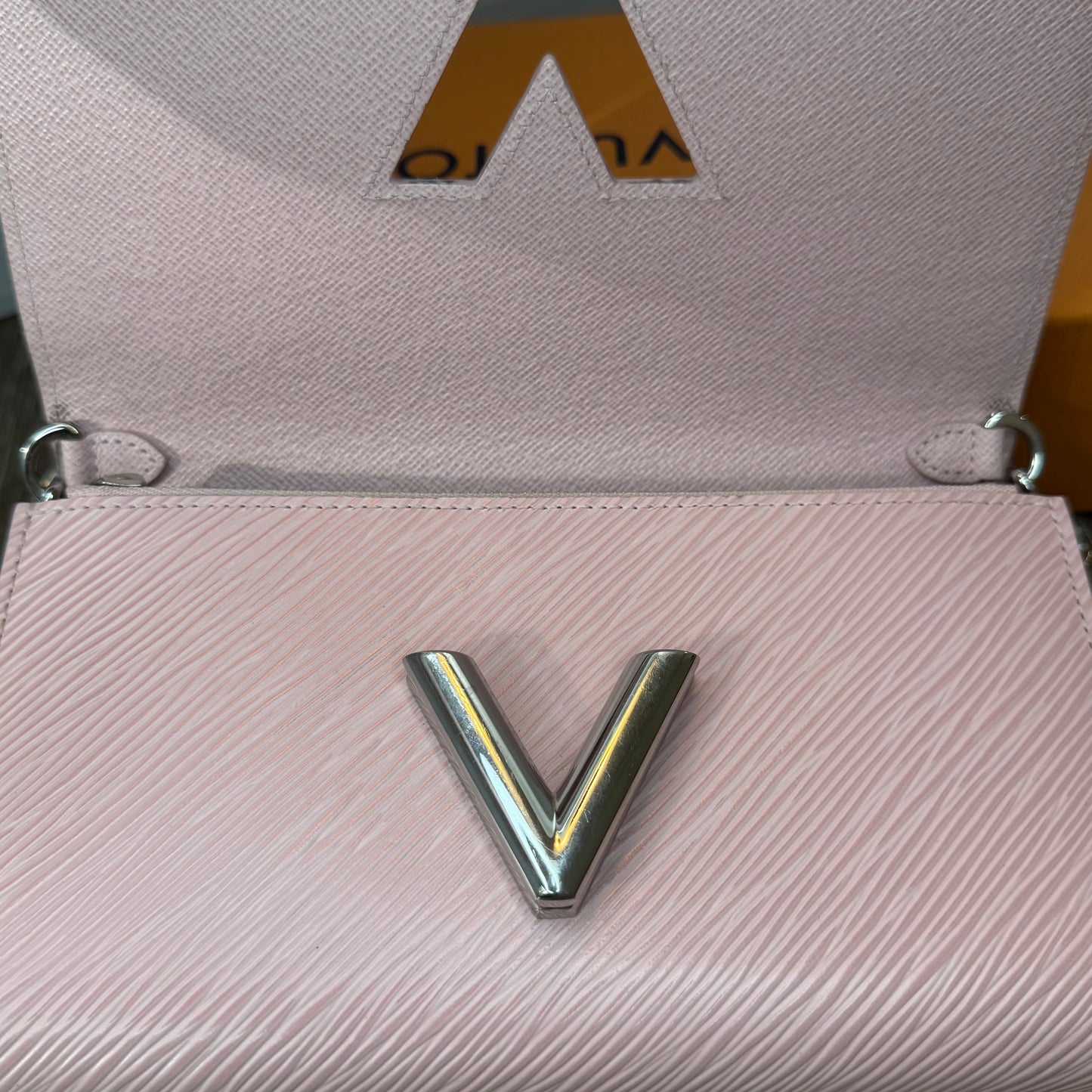 Pre-Owned Louis Vuitton Twist Pochette on a Chain Epi Leather (Rose Ballerine)