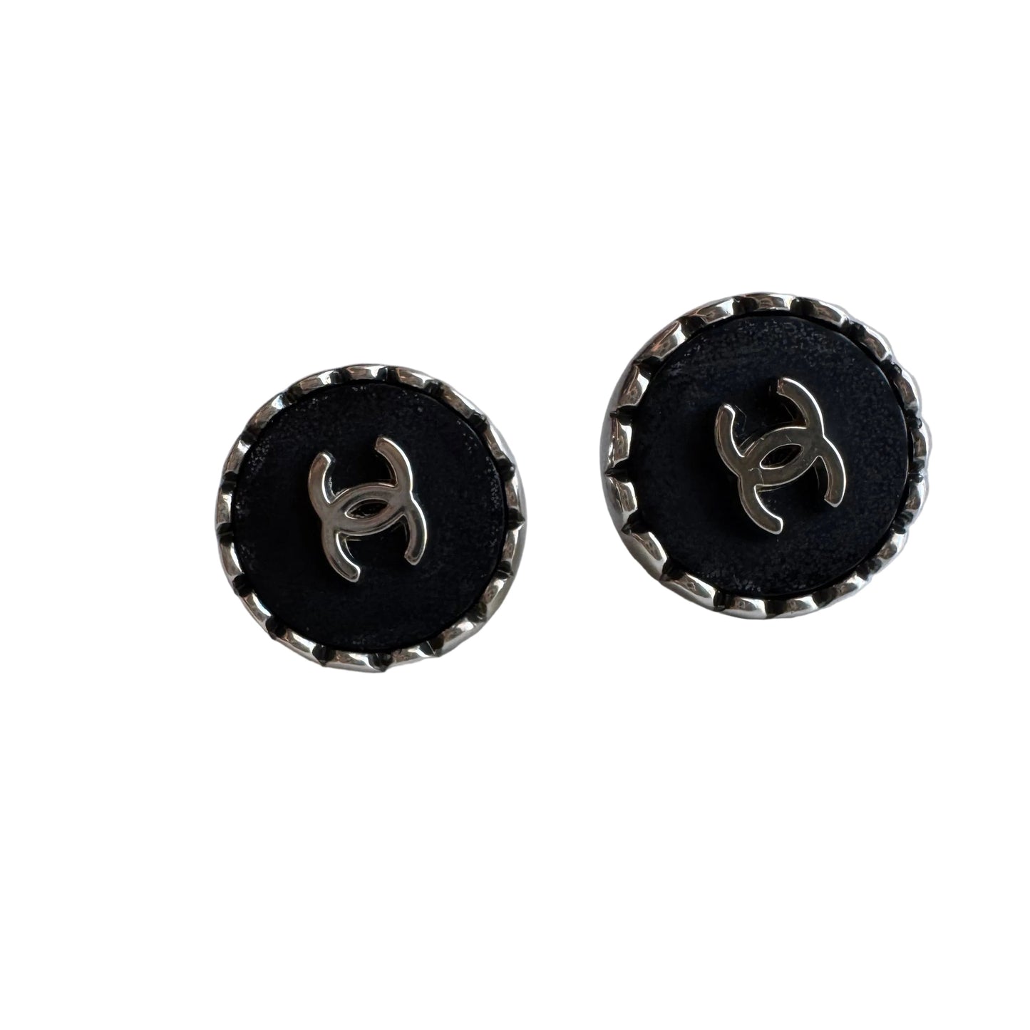 Pre-Owned Chanel Vintage Coco Mark Silver & Black Fluted Edge 96' Clip On Earrings CHA.J.1128