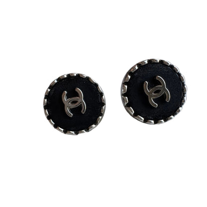 Pre-Owned Chanel Vintage Coco Mark Silver & Black Fluted Edge 96' Clip On Earrings CHA.J.1128