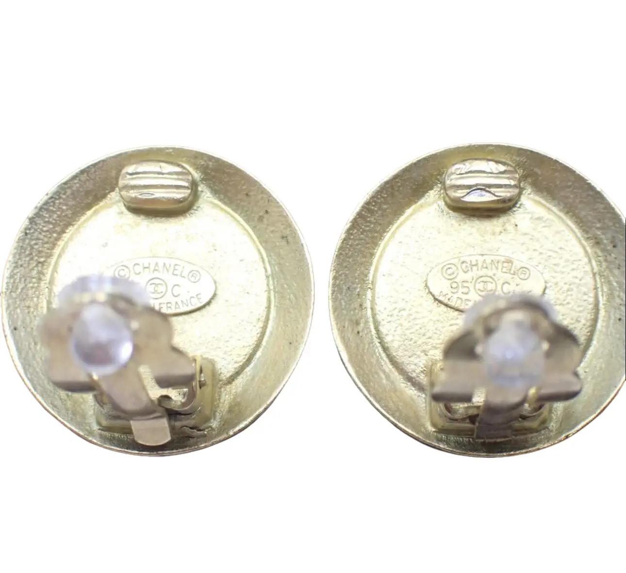 Pre-owned Chanel 95’ Medallion Round Clip Ons CHA.J.1080