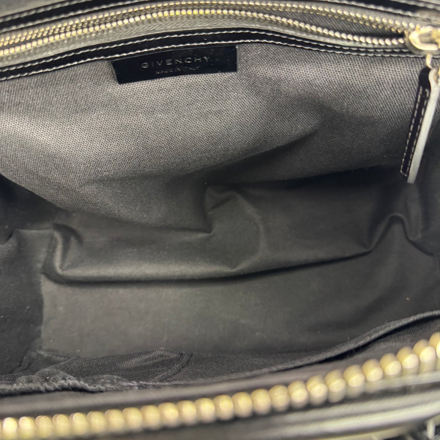 Pre-Owned Givenchy Shiny Antigona Large Shoulder Bag GIV.B.1000