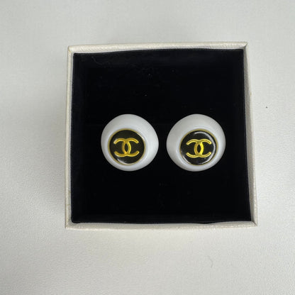 Pre-Owned Chanel Vintage Button Coco Mark White & Black Clip On Earrings 1996 CHA.J.1034