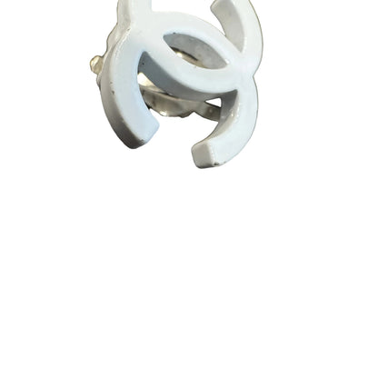 Pre-Owned Chanel Resin White Coco Mark Clip On Earrings CHA.J.1052