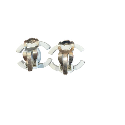 Pre-Owned Chanel Resin White Coco Mark Clip On Earrings CHA.J.1052