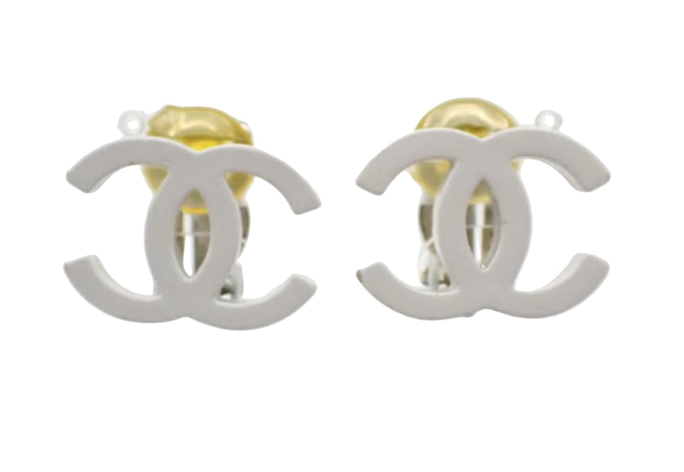 Pre-Owned Chanel Resin White Coco Mark Clip On Earrings 2004 CHA.J.1035