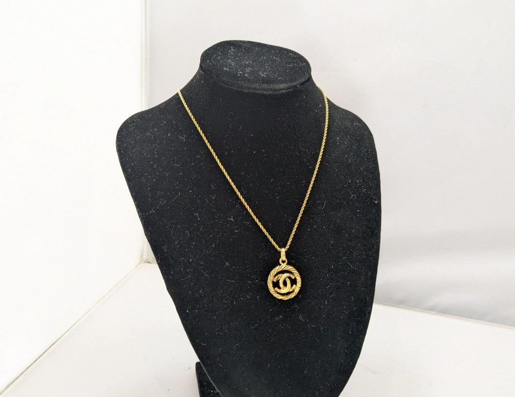 Pre-Owned Chanel Coco Mark Gold Plated Necklace CHA.J.1037