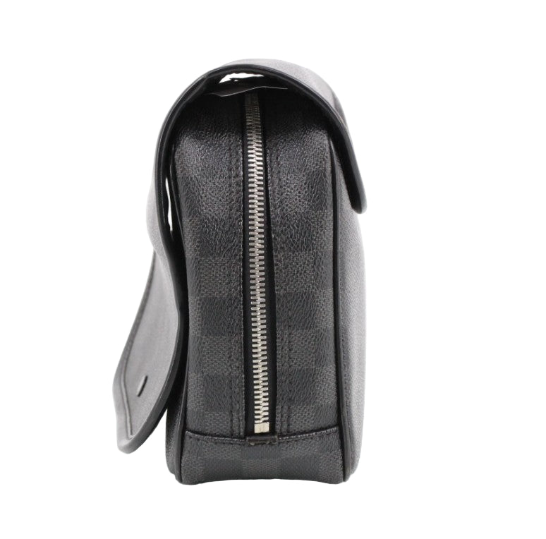 Pre-Owned Louis Vuitton Truth Hanging Toiletry Kit LOU.T.1024