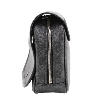 Pre-Owned Louis Vuitton Truth Hanging Toiletry Kit LOU.T.1024