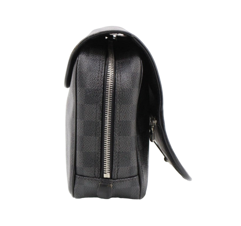 Pre-Owned Louis Vuitton Truth Hanging Toiletry Kit LOU.T.1024