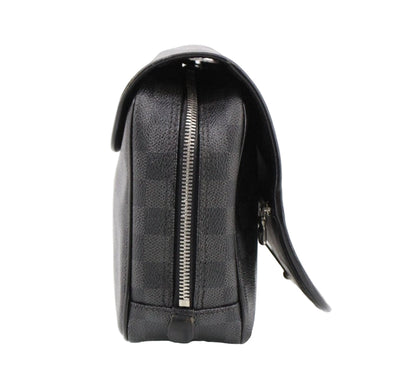 Pre-Owned Louis Vuitton Truth Hanging Toiletry Kit LOU.T.1024