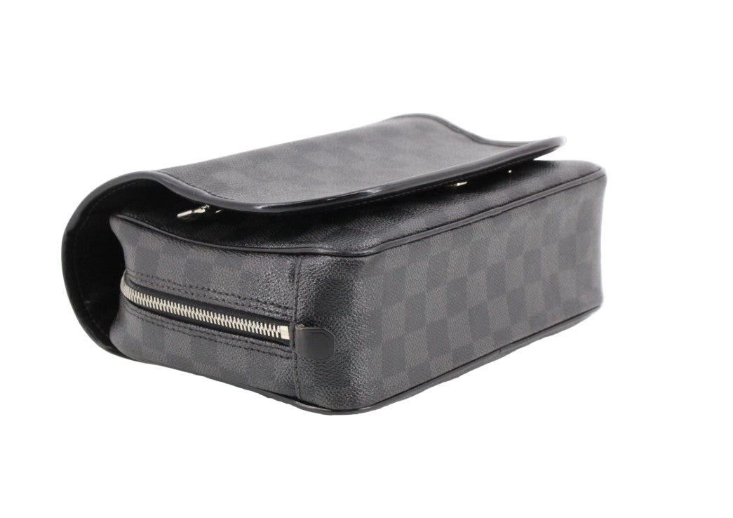 Pre-Owned Louis Vuitton Truth Hanging Toiletry Kit LOU.T.1024