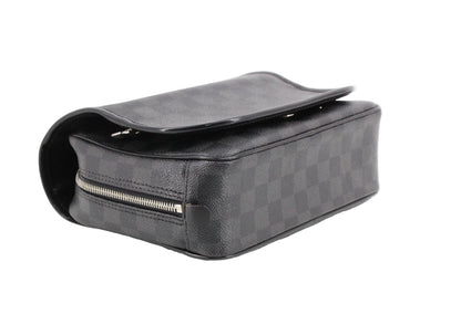 Pre-Owned Louis Vuitton Truth Hanging Toiletry Kit LOU.T.1024