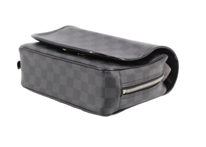 Pre-Owned Louis Vuitton Truth Hanging Toiletry Kit LOU.T.1024