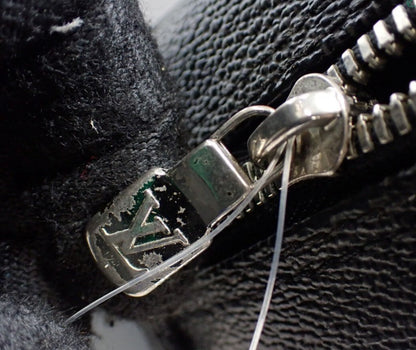 Pre-Owned Louis Vuitton Truth Hanging Toiletry Kit LOU.T.1024