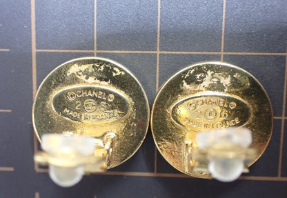 Pre-Owned Chanel Black w/ Gold CC Small Clip On Earrings CHA.J.1104