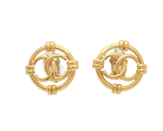 Pre-Owned Chanel Vintage CC Large Medallion Clip On Earrings CHA.J.1121