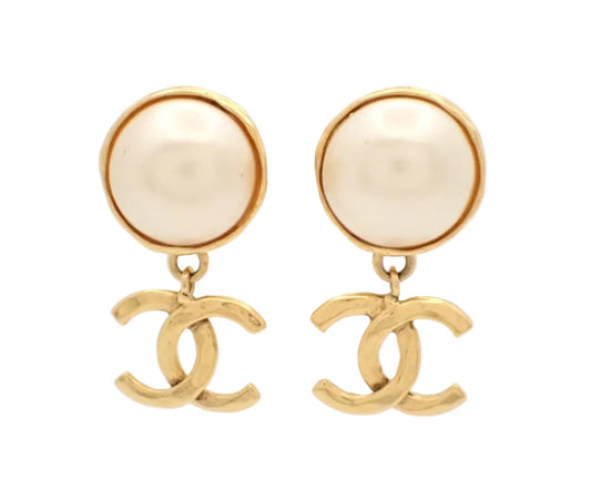 Pre-Owned Chanel Vintage Pearl Coco Mark Swing 94' Clip On Earrings CHA.J.1130