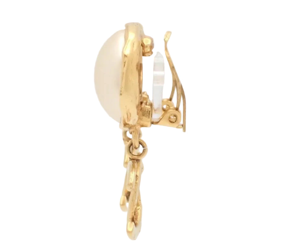 Pre-Owned Chanel Vintage Pearl Coco Mark Swing 94' Clip On Earrings CHA.J.1130